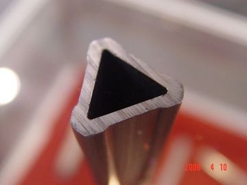 Un buon prezzo. Tubi d'acciaio ST35 ST37 ST44 del triangolo senza cuciture speciale meccanico su ordinazione del tubo d'acciaio in linea